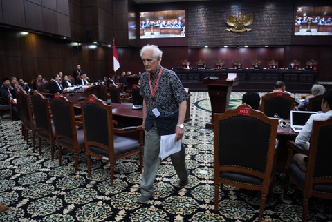 Profesor Filsafat STF Driyarkara Franz Magnis-Suseno berjalan keluar usai menjadi saksi ahli saat sidang lanjutan sengketa hasil pilpres 2024 di Mahkamah Konstitusi, Jakarta, Selasa (2/4/2024). Foto: Akbar Nugroho Gumay/ANTARA FOTO