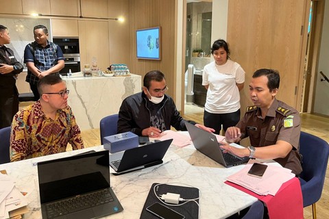 Suasana penggeledahan dan penyitaan harta Harvey Moeis, Jakarta (2/4/2024). Foto: Dok. Kejagung