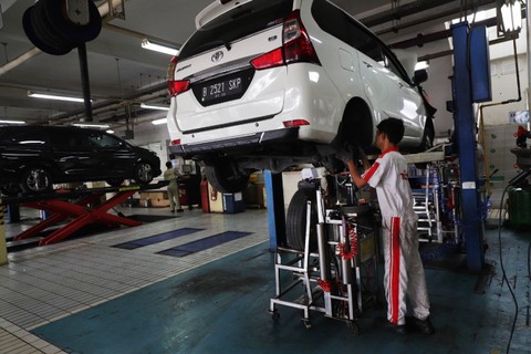 Montir memeriksa kondisi mobil di bengkel Auto2000 Permata Hijau, Kebayoran Lama, Jakarta Selatan, Selasa (2/4/2024). Foto: Jamal Ramadhan/kumparan