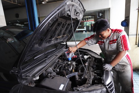 Montir memeriksa kondisi mobil di bengkel Auto2000 Permata Hijau, Kebayoran Lama, Jakarta Selatan, Selasa (2/4/2024). Foto: Jamal Ramadhan/kumparan