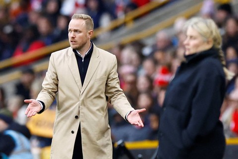 Manajer Arsenal Jonas Eidevall dan manajer Chelsea Emma Hayes pada Final Piala Liga Wanita FA Arsenal vs Chelsea di Stadion Molineux, Wolverhampton, Inggris, Minggu (31/3/2024). Foto: Action Images via Reuters/Peter Cziborra
