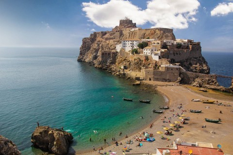 Penon de Velez de la Gomera, perbatasan negara paling pendek di dunia. Foto: Zakariyaa Allaoui/Shutterstock