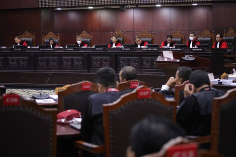 Ketua Mahkamah Konstitusi (MK) Suhartoyo (tengah) memimpin sidang lanjutan sengketa hasil pilpres 2024 di Mahkamah Konstitusi, Jakarta, Selasa (2/4/2024). Foto: Jamal Ramadhan/kumparan