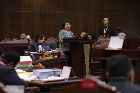 Psikolog Sosial Risa Permanadeli menjadi saksi ahli dalam sidang lanjutan sengketa hasil Pilpres 2024 di Mahkamah Konstitusi, Jakarta, Selasa (2/4/2024). Foto: Jamal Ramadhan/kumparan