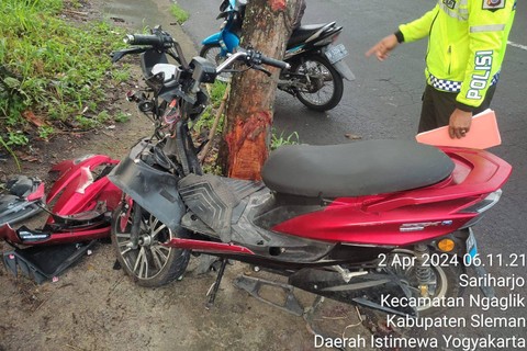 Motor listrik rusak usai menabrak pohon di Ngaglik, Kabupaten Sleman, Selasa (2/4/2024) Foto: Dok Polsek Ngaglik