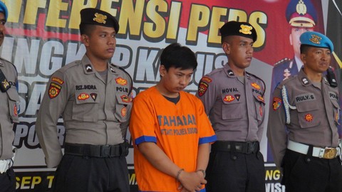 Tersangka pembunuhan kasir swalayan di Aryamart di Desa Semambung, Kecamatan Gedangan, Sidoarjo, pada konferensi pers, Selasa (2/4/2024). Foto: Dok. Polres Sidoarjo