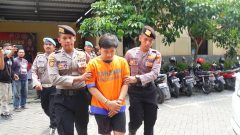 Tersangka pembunuhan kasir swalayan di Aryamart di Desa Semambung, Kecamatan Gedangan, Sidoarjo, pada konferensi pers, Selasa (2/4/2024). Foto: Dok. Polres Sidoarjo