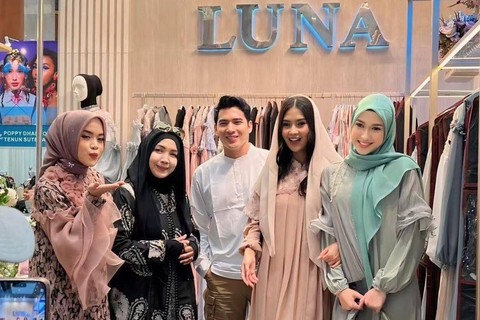 Aktor Ridho Illahi membelikan hadiah spesial berupa hijab untuk ibunya jelang lebaran di pameran Indonesia Fashion Week (IFW), Jakarta (2/4/2024) Foto: Vincentius Mario/kumparan
