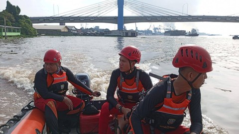 Tim Basarnas Palembang sedang menyisir Sungai Musi untuk mencari salah satu ABK diduga menjadi korban ledakan kapal motor jukung, Foto : Basarnas Palembang