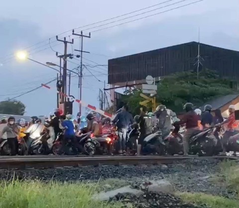 Suasana saat kereta api hendak lewat di perlintasan KA Johar, Karawang. Dok: Safira Nur Azizah untuk kumparan