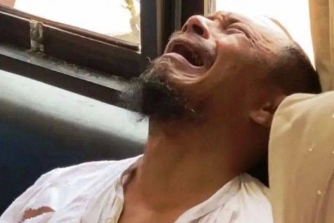 Hendra menangis tersedu-sedu saat ditangkap usai kabur dari PN Meulaboh, Senin (1/4). Foto: Teuku Dedi Iskandar/ANTARA