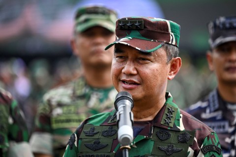 Kasum TNI Letjen TNI Bambang Ismawan memberikan keterangan kepada wartawan usai membuka acara Bazar TNI dalam rangka Idul Fitri 1445 Hijriah di Mabes TNI Cilangkap Jakarta Timur, Selasa (2/4/2024). Foto: Erlangga Bregas Prakoso/ANTARA FOTO