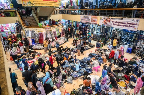 Sejumlah pengunjung memadati Pasar Cipulir, Jakarta, Selasa (2/4/2024). Foto: Rivan Awal Lingga/ANTARA FOTO
