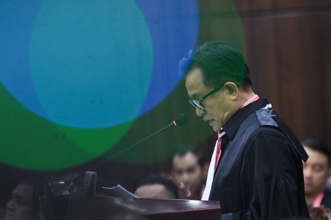 Ketua tim pembela paslon 02, Yusril Ihza Mahendra, menyampaikan tanggapan atas gugatan terhadap kliennya saat sidang lanjutan sengketa hasil Pilpres 2024 di MK, Kamis (28/3/2024). Foto: Aditya Pradana Putra/ANTARA FOTO