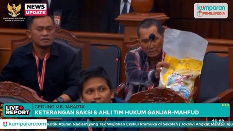 Saksi 03 tunjukkan karung beras bulog berlogo Prabowo-Gibran. Foto: kumparan