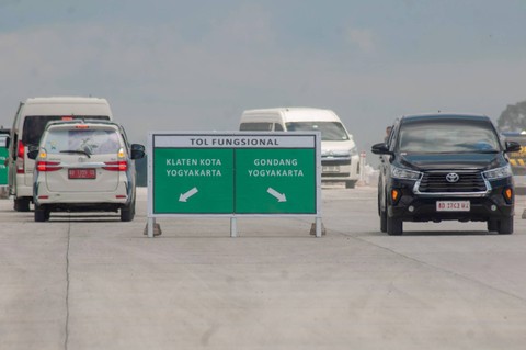 Kendaraan melintasi jalan tol fungsional Solo-Yogyakarta di Klaten, Jawa Tengah, Selasa (2/4/2024). Foto: Aloysius Jarot Nugroho/ANTARA FOTO  