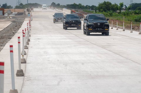 Kendaraan melintasi jalan tol fungsional Solo-Yogyakarta di Klaten, Jawa Tengah, Selasa (2/4/2024). Foto: Aloysius Jarot Nugroho/ANTARA FOTO  