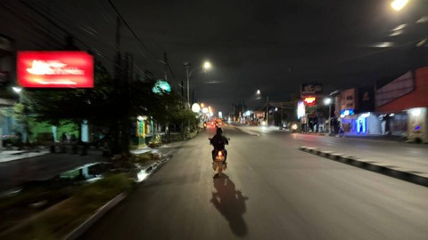 Momo Wikan saat berkeliling jalanan Jogja. Foto: Arif UT/Pandangan Jogja