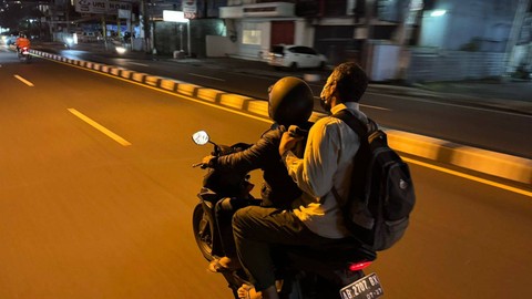 Momo Wikan saat memboncengkan seorang pria yang butuh tumpangan. Foto: Arif UT/Pandangan Jogja