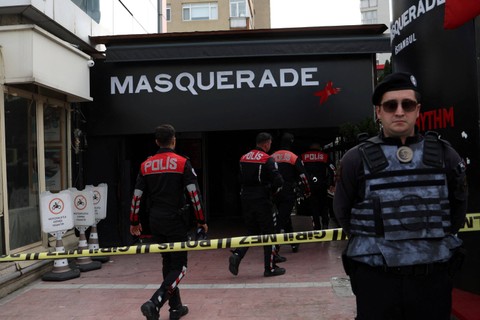 Petugas polisi berdiri di samping sebuah gedung setelah kebakaran terjadi saat pekerjaan renovasi siang hari di sebuah klub malam, di Istanbul, Turki, Selasa (2/4/2024). Foto:  Murad Sezer/REUTERS