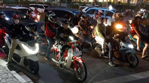 Pemudik motor mulai memadati Jalur Kalimalang Kota Bekasi Menuju Pantura, Selasa (2/4/2024). Foto: kumparan