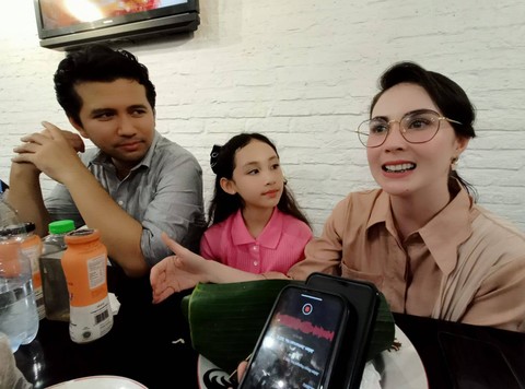 Arumi Bachsin bersama sang suami, Emil Dardak, dan putri sulungnya. Foto: Masruroh/Basra