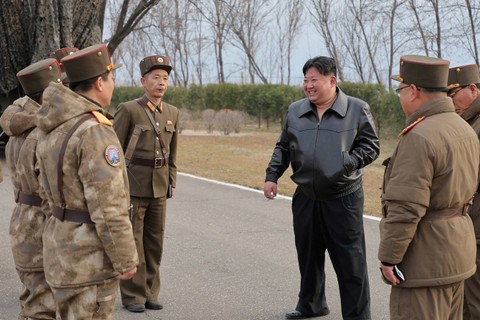Pemimpin Korea Utara Kim Jong-un menghadiri uji peluncuran rudal hipersonik bahan bakar padat jarak menengah hingga jarak jauh yang mungkin baru di lokasi yang tidak diketahui di Korea Utara, 2 April 2024 Foto: Kantor Berita Pusat Korea (KCNA)/Reuters