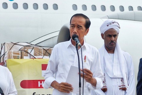 Presiden Jokowi memberikan keterangan pers di Lanud Halim Perdanakusuma, Rabu (3/4/2024) Foto: Nadia Riso/kumparan
