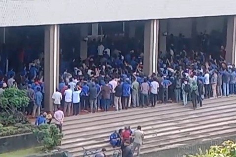 Karyawan PTDI saat mendesak perusahaan membayarkan uang THR, Rabu (3/4/2024) Foto: Dok. Istimewa