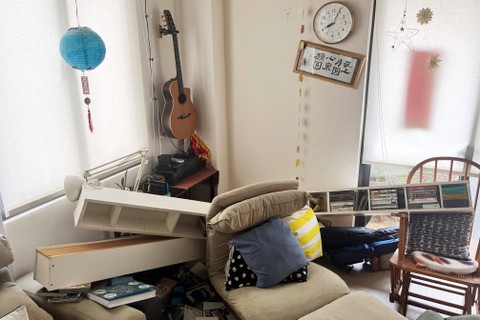 Pemandangan apartemen yang rusak akibat gempa di lepas pantai, di New Taipei City, Taiwan (3/4/2024). Foto: Fabian Hamacher / Reuters