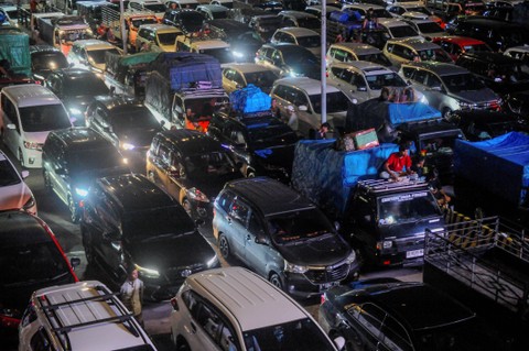 Sejumlah kendaraan antre menunggu jadwal naik ke atas kapal di Dermaga Eksekutif Pelabuhan Merak, Kota Cilegon, Banten, Rabu (3/4/2024). Foto: Muhammad Bagus Khoirunas/ANTARA FOTO
