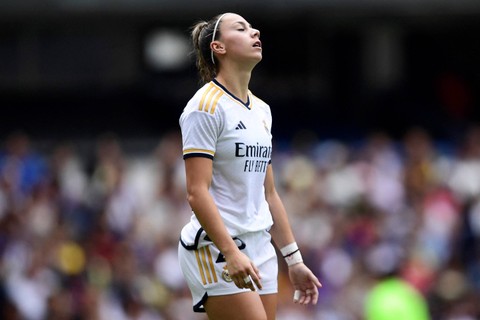 Athenea del Castillo dari Real Madrid memberi isyarat saat pertandingan sepak bola persahabatan antara Amerika dan Real Madrid di stadion Azteca di Mexico City, (3/9/2023) Foto: CLAUDIO CRUZ / AFP
