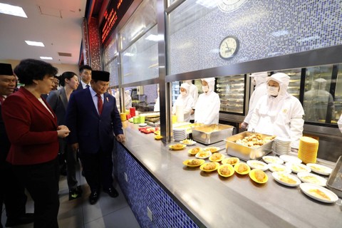 Prabowo tinjau makan siang gratis di China. Foto: Dok. Istimewa