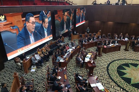 Anggota Bawaslu Provinsi DKI Sakhroji (kanan) saat bersaksi dalam sidang Sengketa Pilpres 2024 di Mahkamah Konstitusi (MK), Rabu (3/4).  Foto: Hedi/kumparan