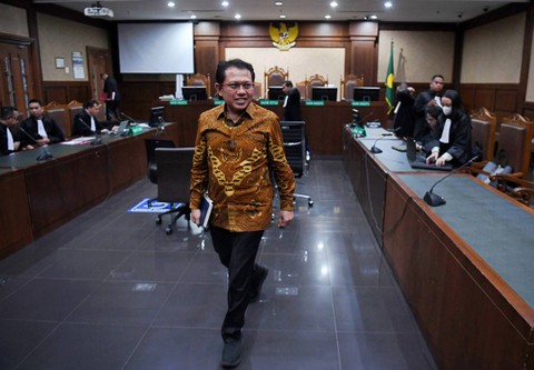 Terdakwa kasus dugaan suap dan gratifikasi pengurusan perkara di Mahkamah Agung (MA) Hasbi Hasan berjalan keluar usai menjalani sidang pembacaan putusan di Pengadilan Tipikor, Jakarta, Rabu (3/4/2024). Foto: Akbar Nugroho Gumay/ANTARA FOTO