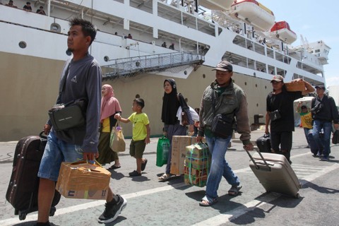 Sejumlah penumpang turun dari Kapal motor (KM) Dorolonda yang bersandar di Dermaga Jamrud Utara, Pelabuhan Tanjung Perak, Surabaya, Jawa Timur, Rabu (3/4/2024). Foto: Didik Suhartono/ANTARA FOTO