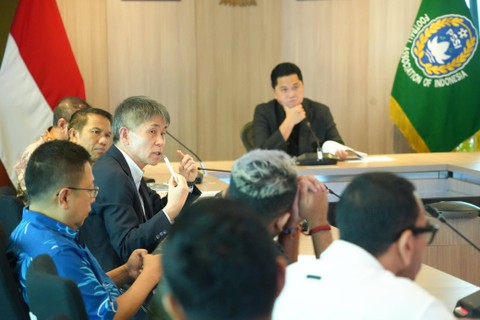 Ketum PSSI, Erick Thohir, memimpin Rapat Exco PSSI yang digelar pada Rabu (3/4/2024) di Jakarta yang juga dihadiri Wakil Ketua Komite Wasit PSSI, Yoshimi Ogawa. Foto: PSSI