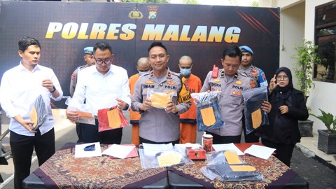 Polres Malang menangkap dua tersangka pembunuhan sadis yang terjadi pada Jumat (22/3) di sebuah rumah di Jalan Anggodo, Desa Mangliawan, Kecamatan Pakis, Kabupaten Malang, Rabu (3/4/2024). Foto: Dok. Polres Malang