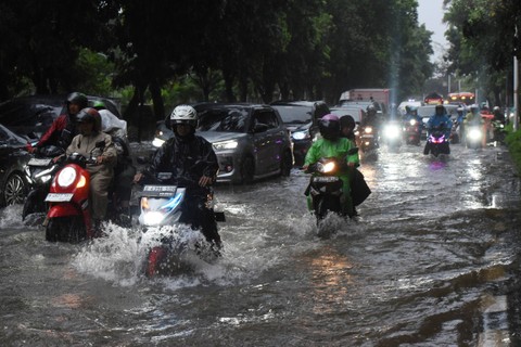 Sejumlah kendaraan menerabas genangan air di Jalan Lenteng Agung Raya, Jakarta, Rabu (3/4/2024). Foto: Indrianto Eko Suwarso/ANTARA FOTO