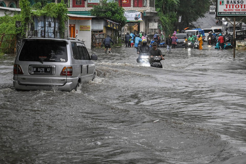 Sejumlah pengendara kendaraan bermotor menerobos banjir di ruas Jalan Aria Putra, Ciputat, Tangerang Selatan, Banten, Rabu (3/4/2024). Foto: Sulthony Hassanuddin/ANTARA FOTO
