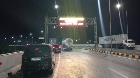 Suasana pintu Tol Cigombong, pasca-amblasnya Tol Bocimi KM 64, Rabu malam (3/4/2024). Foto: kumparan