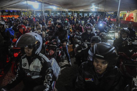 Pemudik bersepeda motor beristirahat saat menunggu kapal bersandar di Pelabuhan Ciwandan, Cilegon, Banten, Kamis (4/4/2024) dini hari. Foto: ANTARA FOTO/Muhammad Bagus Khoirunas