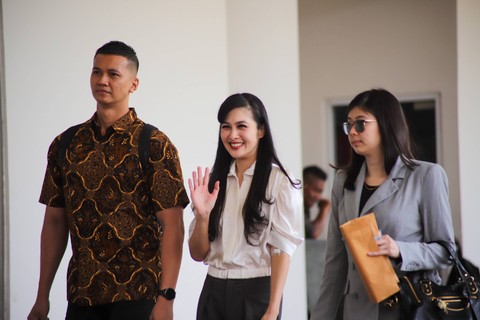 Publik figur Sandra Dewi tiba di Kejaksaan Agung RI, Jakarta, Kamis (4/4/2024). Foto: Jamal Ramadhan/kumparan