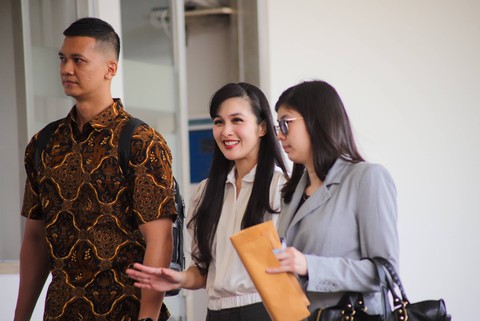 Publik figur Sandra Dewi tiba di Kejaksaan Agung RI, Jakarta, Kamis (4/4/2024). Foto: Jamal Ramadhan/kumparan