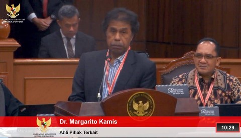 Pakar hukum tata negara, Margarito Kamis, memberikan keahliannya pada sidang Sengketa Pilpres 2024 di MK, Kamis (4/4). Foto: Hedi/kumparan