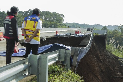 Warga mengamati kondisi jalan tol yang amblas di ruas tol Bocimi KM 64, Sukabumi, Jawa Barat, Kamis (4/4/2024). Foto: ANTARA FOTO/Henry Purba