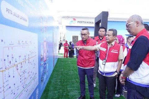 Wakil Direktur Utama Pertamina Wiko Migantoro saat melakukan kunjungan ke SPBU rest area KM 57 A Tol Jakarta-Cikampek, Rabu (3/4/2024).  Foto: Dok Pertamina