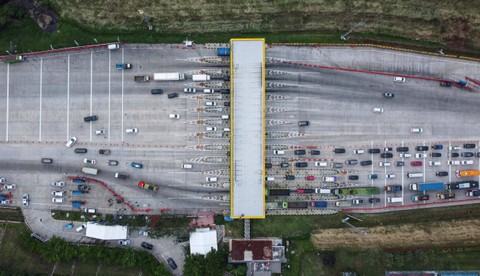 Foto udara kendaraan roda empat mengantre saat memasuki di Jalan Tol Trans Jawa Semarang-Batang via Gerbang Tol (GT) Kalikangkung, Semarang, Jawa Tengah, Rabu (3/4/2024). Foto: Makna Zaezar/ANTARA FOTO