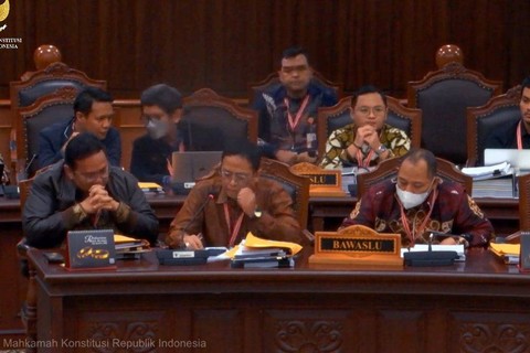 Pihak Bawaslu di Ruangan Persidangan PHPU MK, Kamis (4/4).  Foto: Dok Screenshoot Youtube Mahkamah Konstitusi