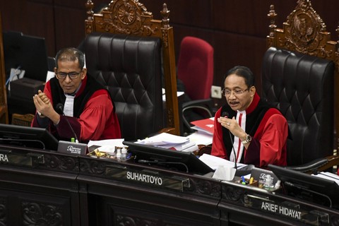 Ketua Mahakamah Konstitusi (MK) Suhartoyo (kanan) didampingi Hakim Konstitusi Saldi Isra memimpin sidang lanjutan sengketa hasil Pilpres 2024 di Mahkamah Konstitusi, Jakarta, Kamis (4/4/2024). Foto: ANTARA FOTO/Hafidz Mubarak A
